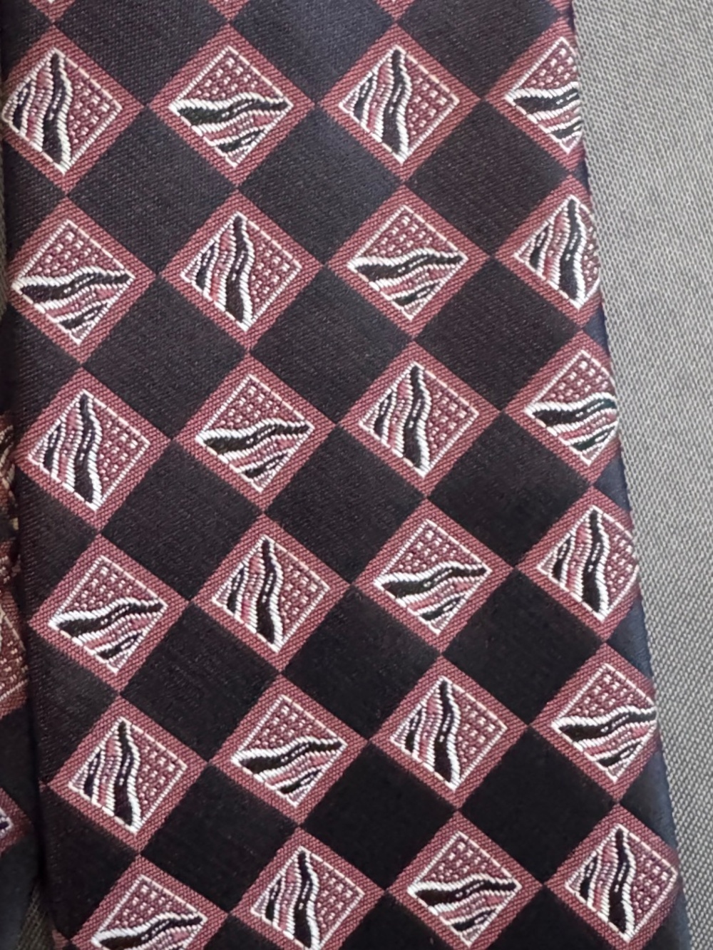 Set of 3 Neckties. - Picture 4 of 8
